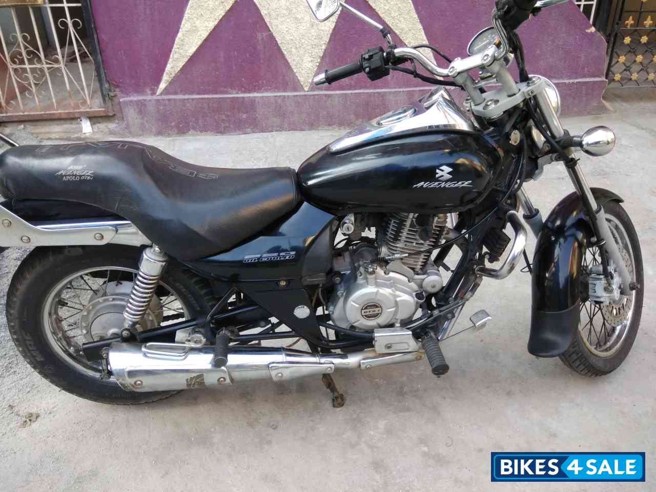 Black Bajaj Avenger 220 DTS-i
