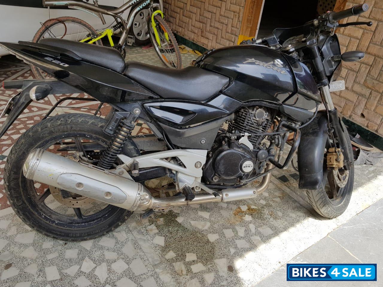 Black Bajaj Pulsar 220 DTSi