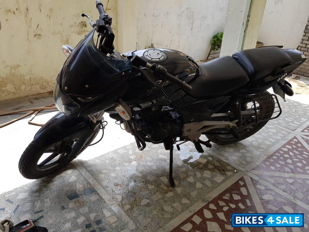 Black Bajaj Pulsar 220 DTSi