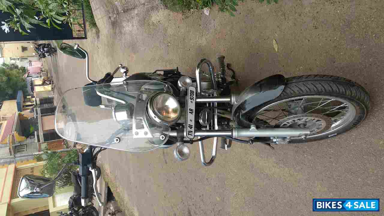 Black Bajaj Avenger 220 DTS-i