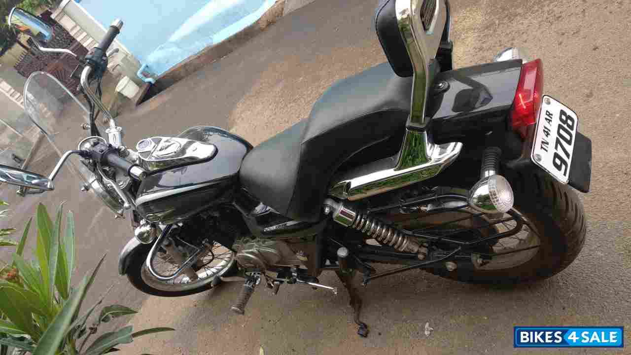 Black Bajaj Avenger 220 DTS-i