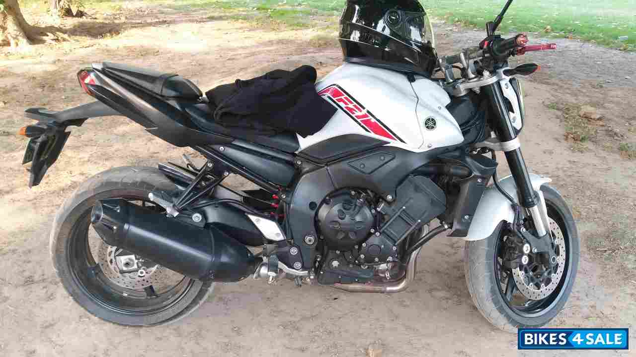 White Yamaha FZ1
