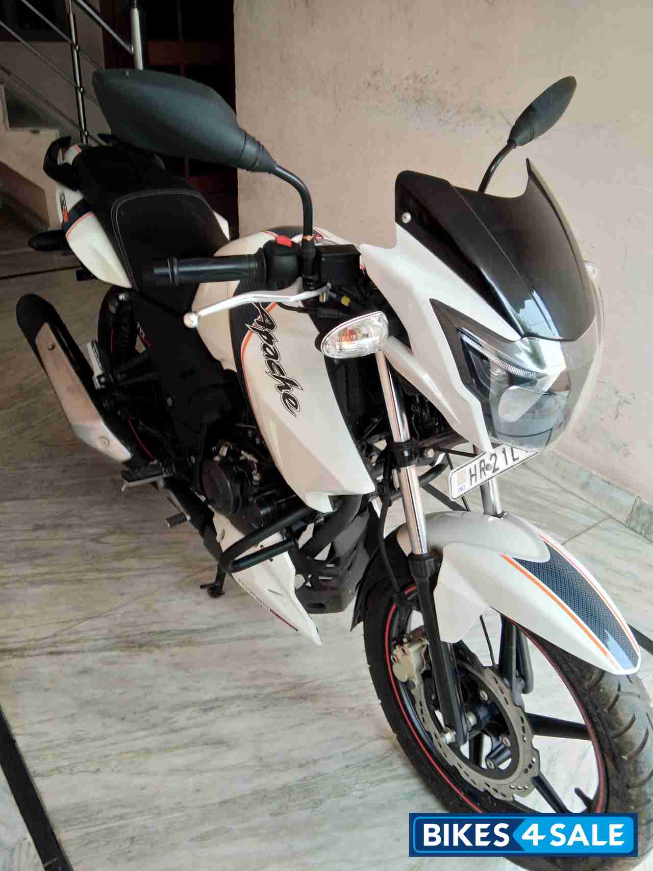 White TVS Apache RTR 160