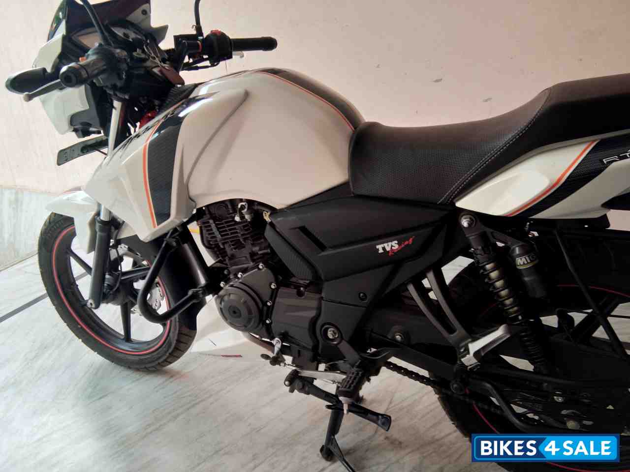 White TVS Apache RTR 160