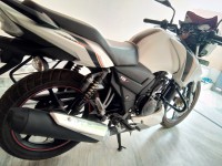 White TVS Apache RTR 160
