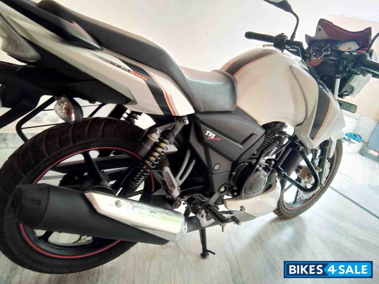 White TVS Apache RTR 160