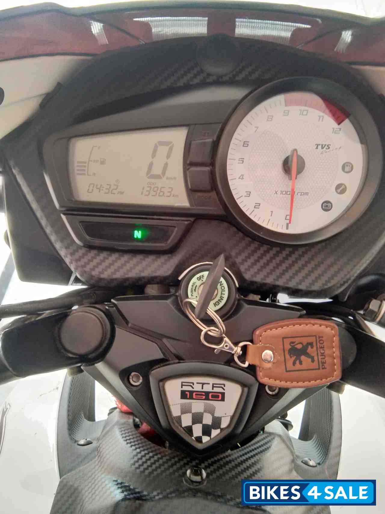 White TVS Apache RTR 160