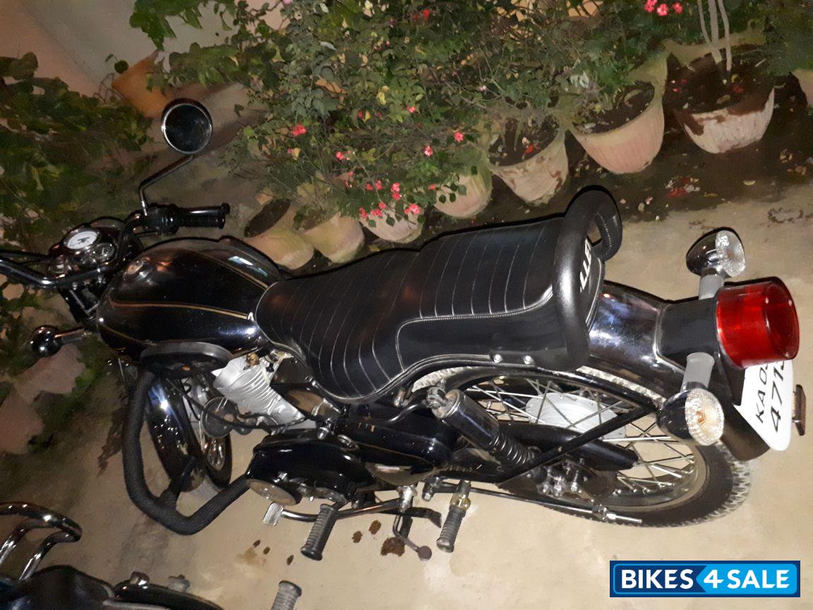 Black Royal Enfield Bullet Machismo 350 Old