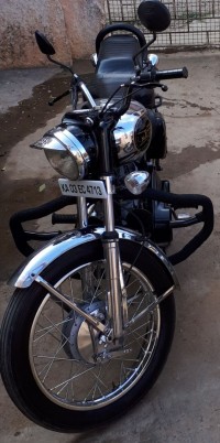 Black Royal Enfield Bullet Machismo 350 Old