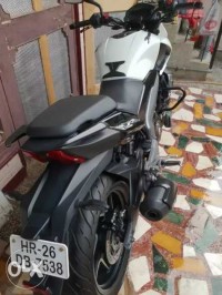 White Bajaj Dominar 400