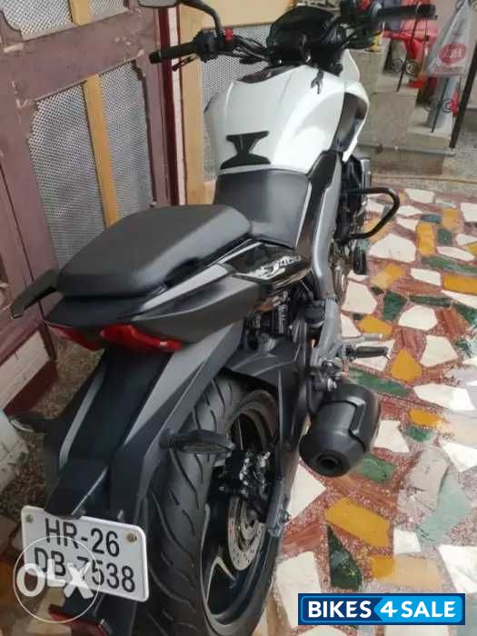 White Bajaj Dominar 400