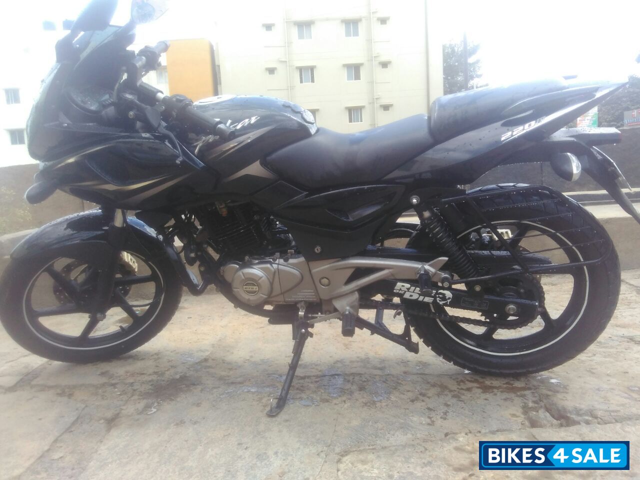 Bajaj Pulsar 220F
