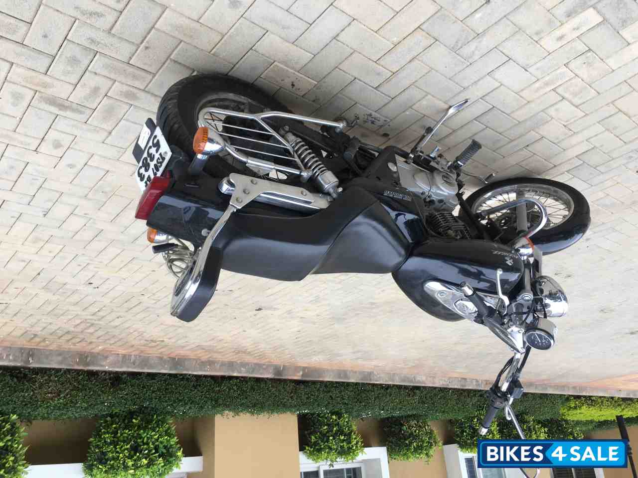 Black Bajaj Avenger 200 DTS-i