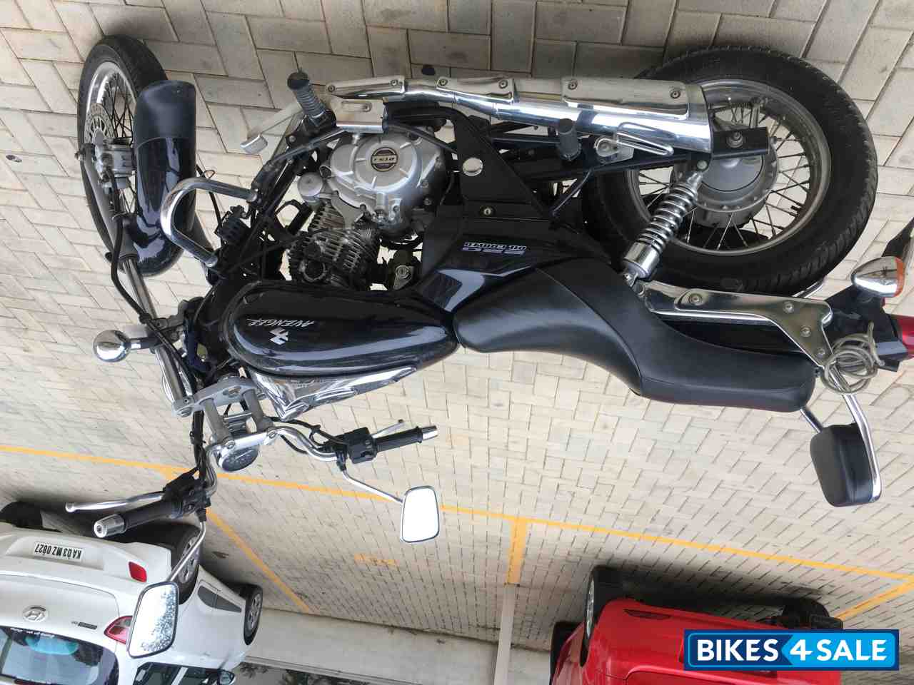 Black Bajaj Avenger 200 DTS-i