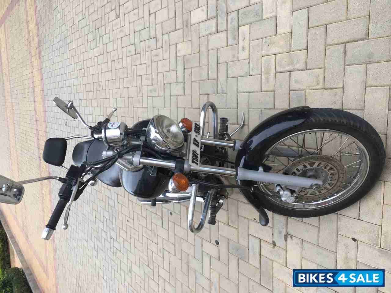 Black Bajaj Avenger 200 DTS-i