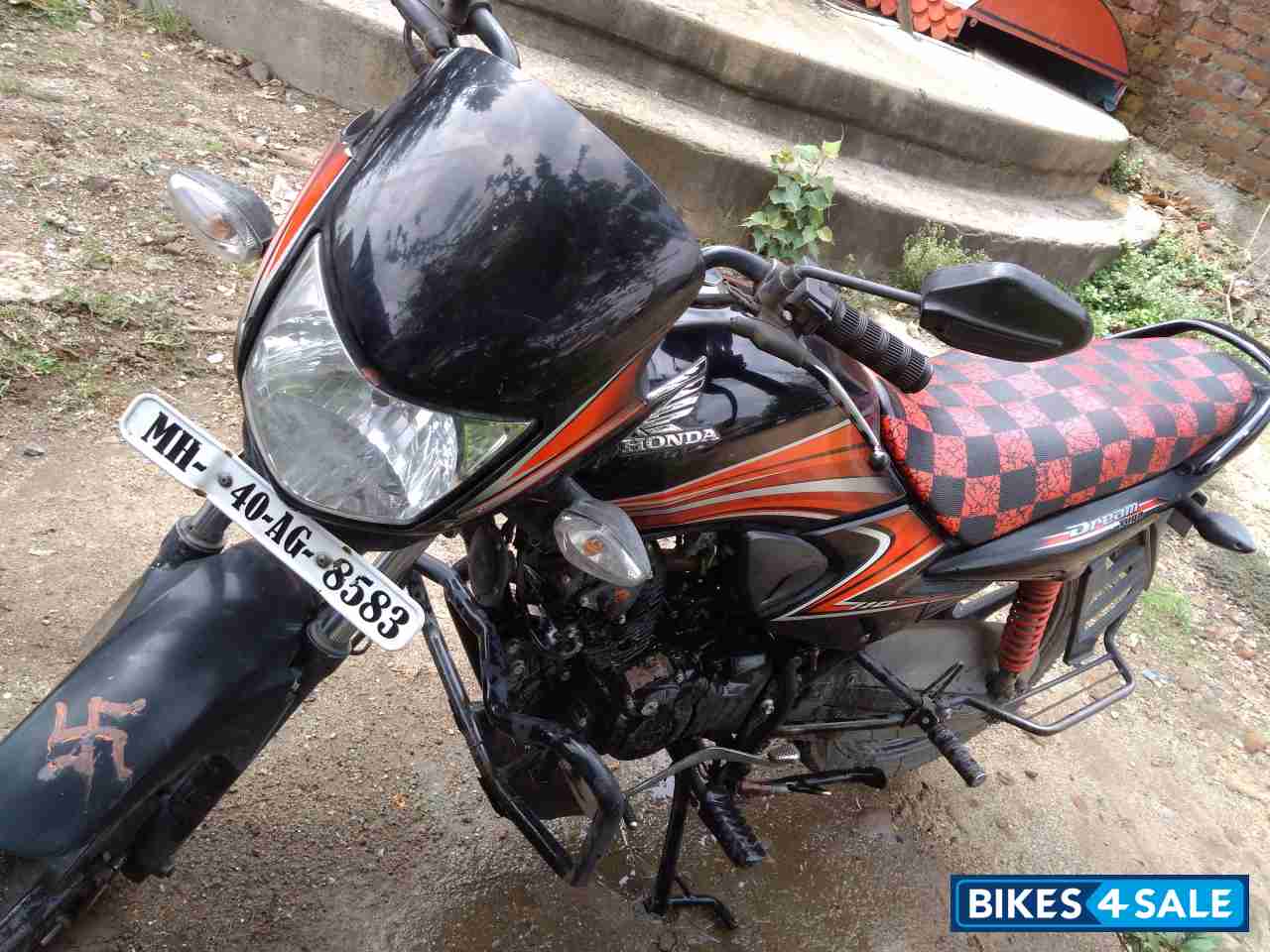 Black Red Honda Dream Yuga