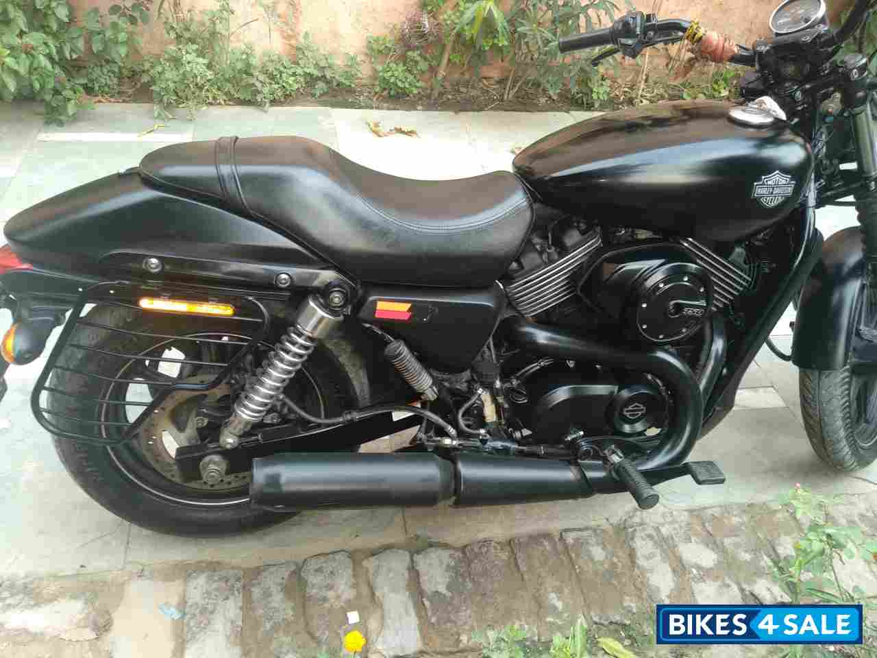 Black Harley Davidson Street 750