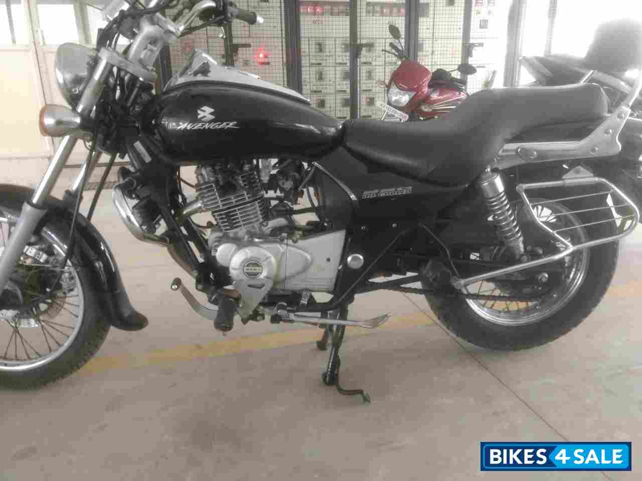 Black Bajaj Avenger 220 DTS-i Black Bajaj Avenger 220 DTS-i