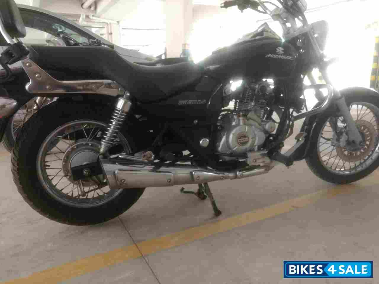 Black Bajaj Avenger 220 DTS-i Black Bajaj Avenger 220 DTS-i