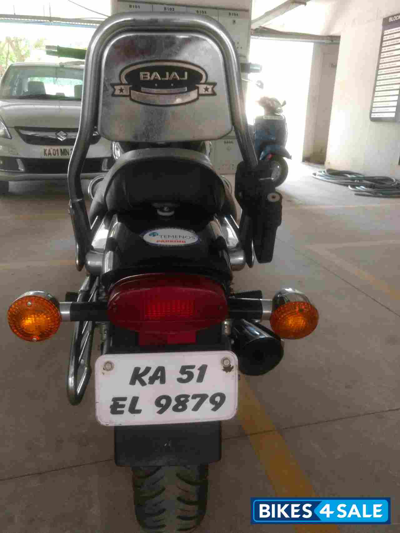 Black Bajaj Avenger 220 DTS-i Black Bajaj Avenger 220 DTS-i