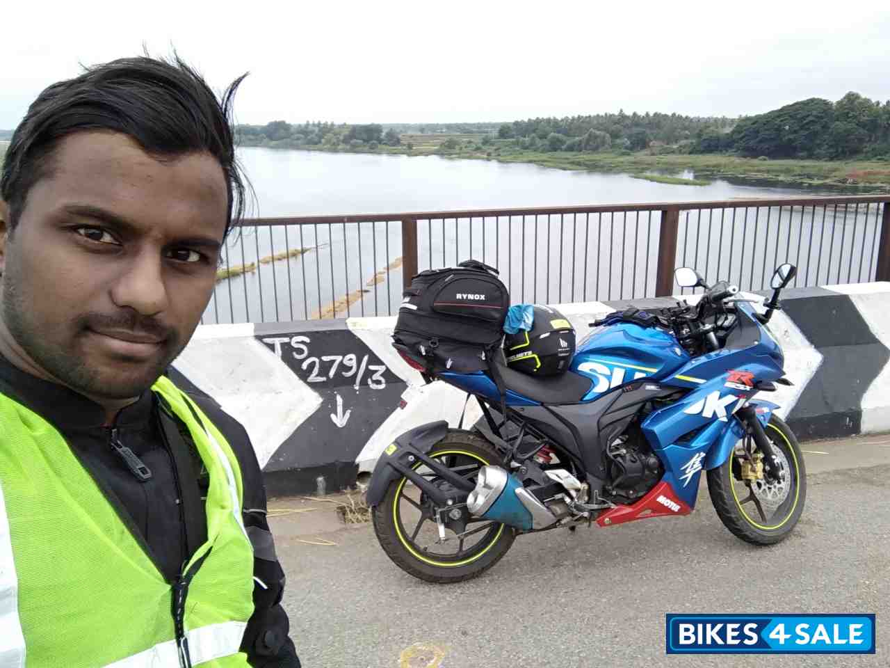 Blue Suzuki Gixxer SF