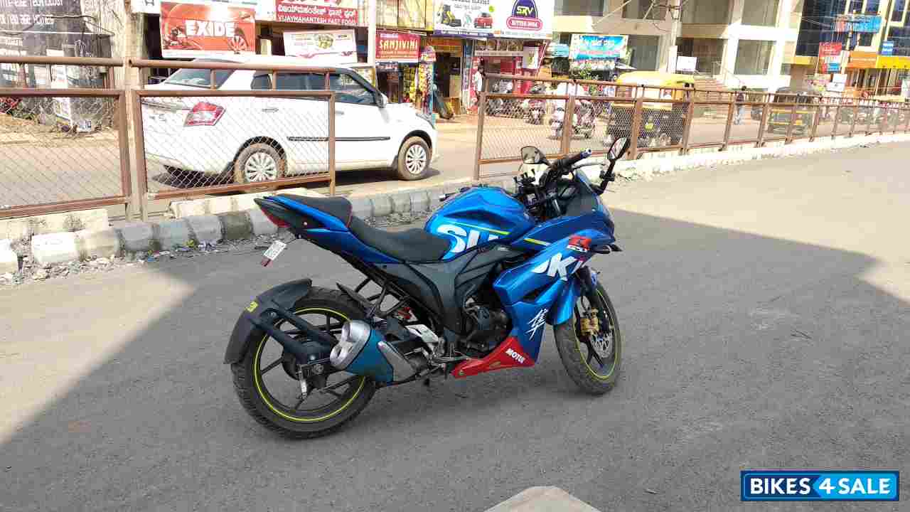 Blue Suzuki Gixxer SF