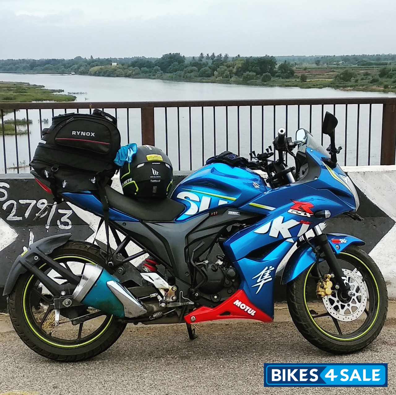 Blue Suzuki Gixxer SF