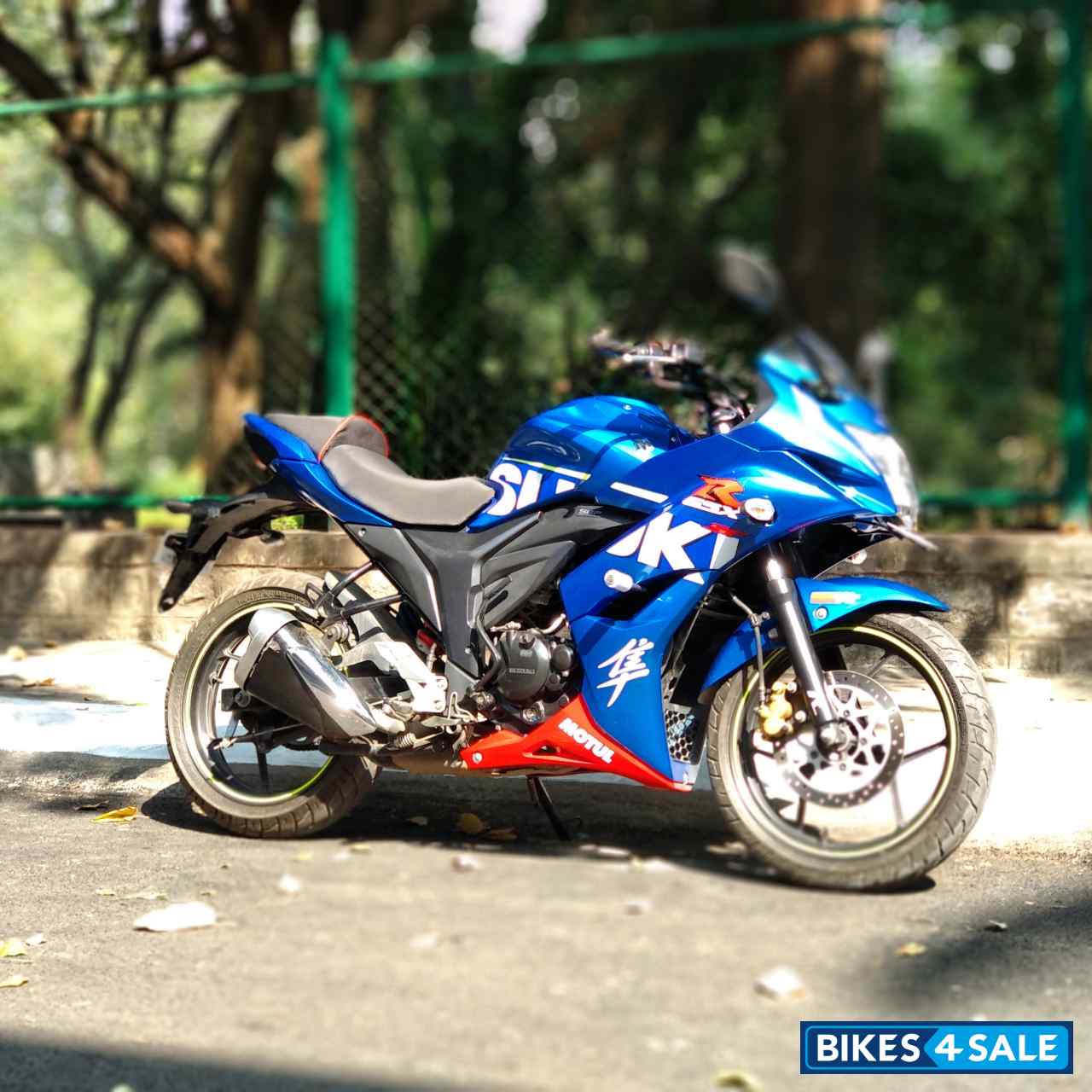 Blue Suzuki Gixxer SF