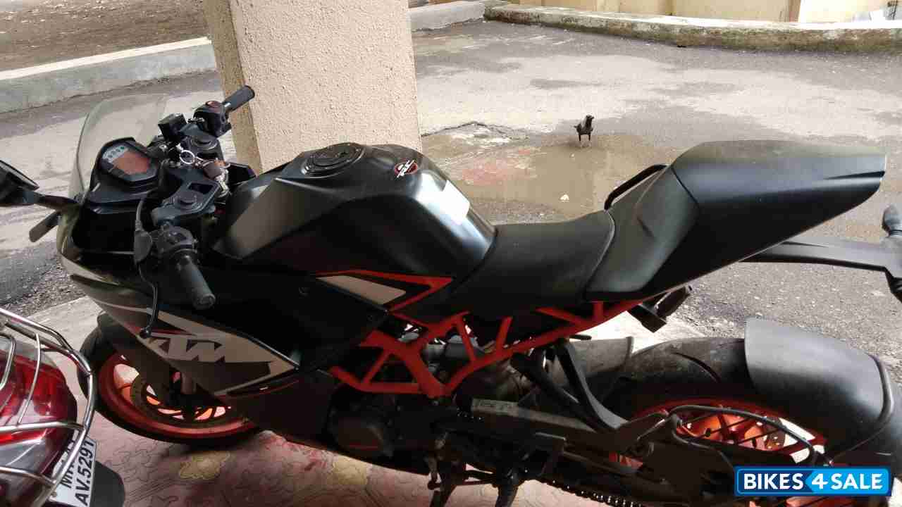 Black KTM RC 200