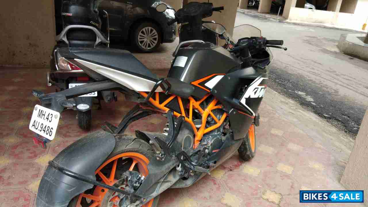 Black KTM RC 200