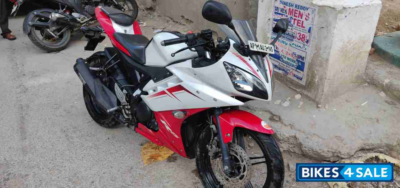 White Red Yamaha YZF R15 V2
