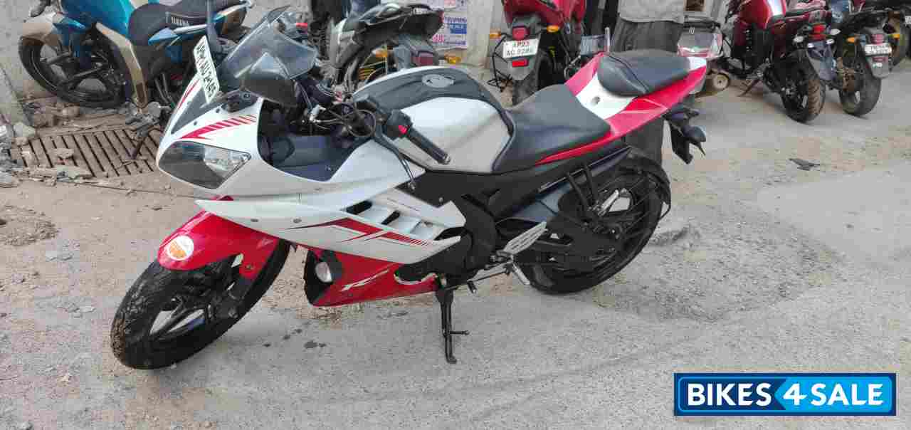 White Red Yamaha YZF R15 V2