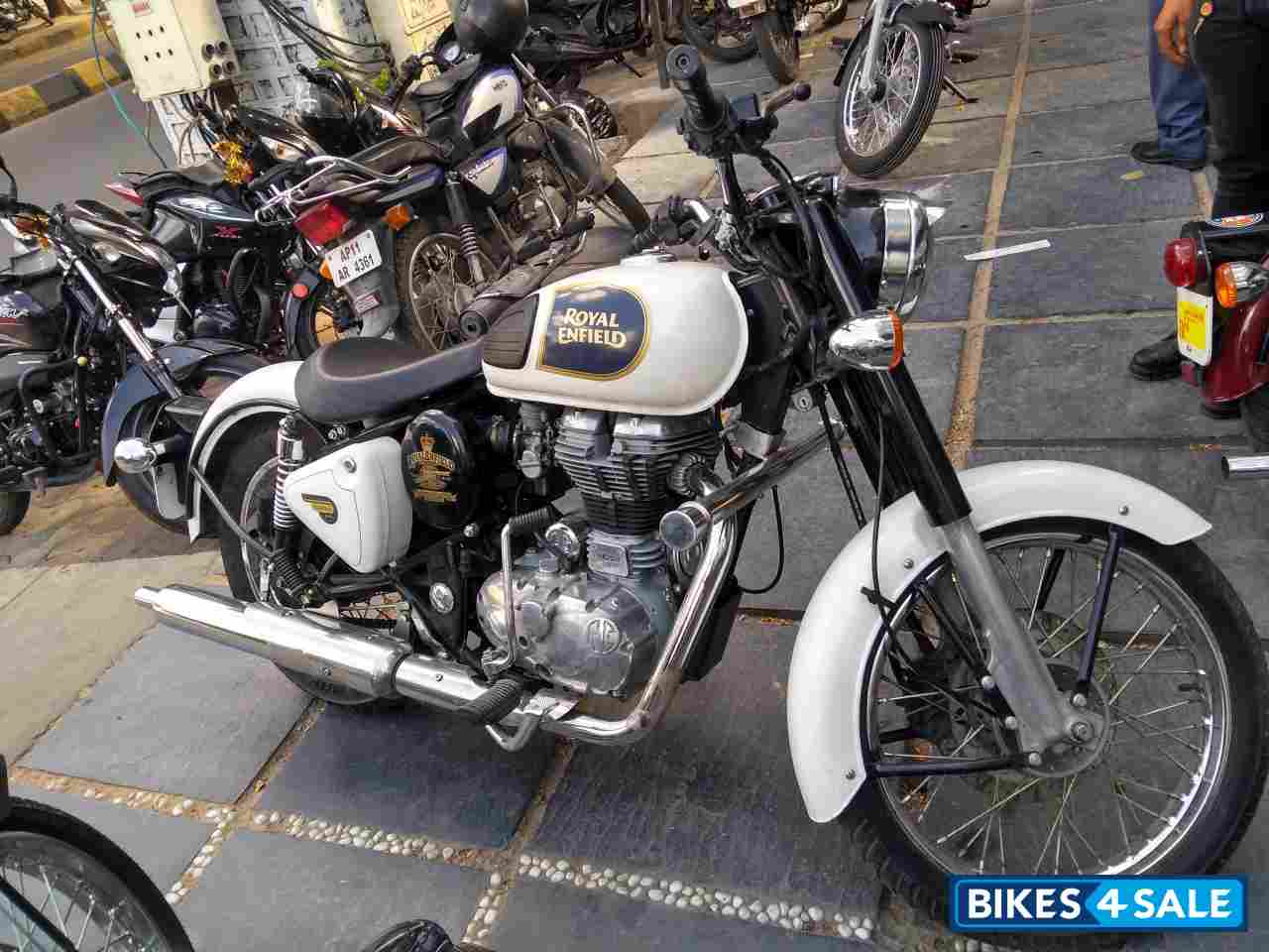 White Royal Enfield Classic 350