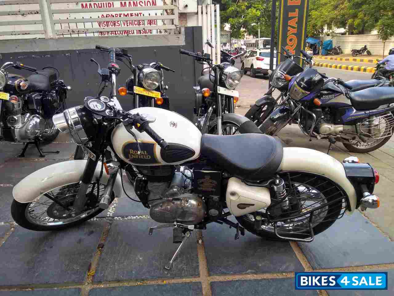 White Royal Enfield Classic 350