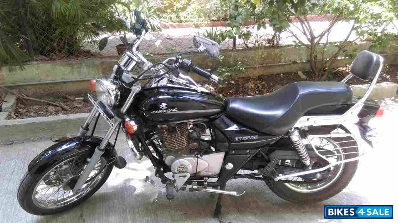 Black Bajaj Avenger 220 DTS-i