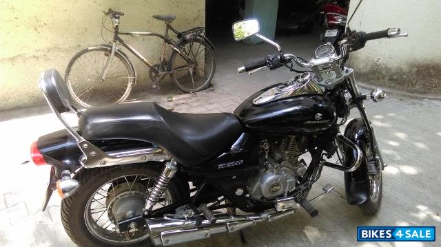 Black Bajaj Avenger 220 DTS-i