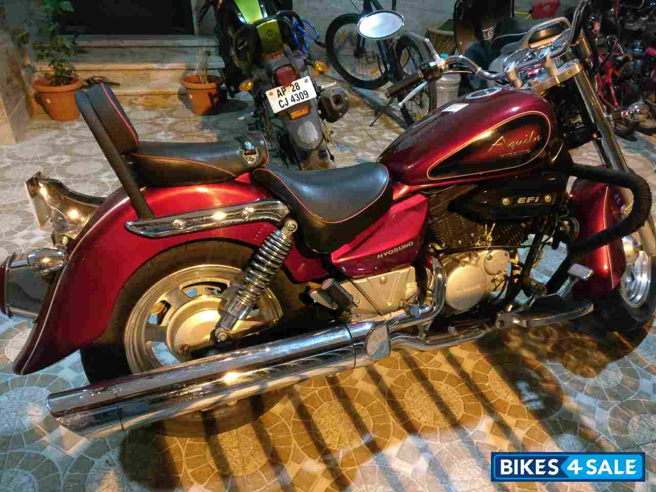 Red Hyosung Aquila GV250 Red Hyosung Aquila GV250