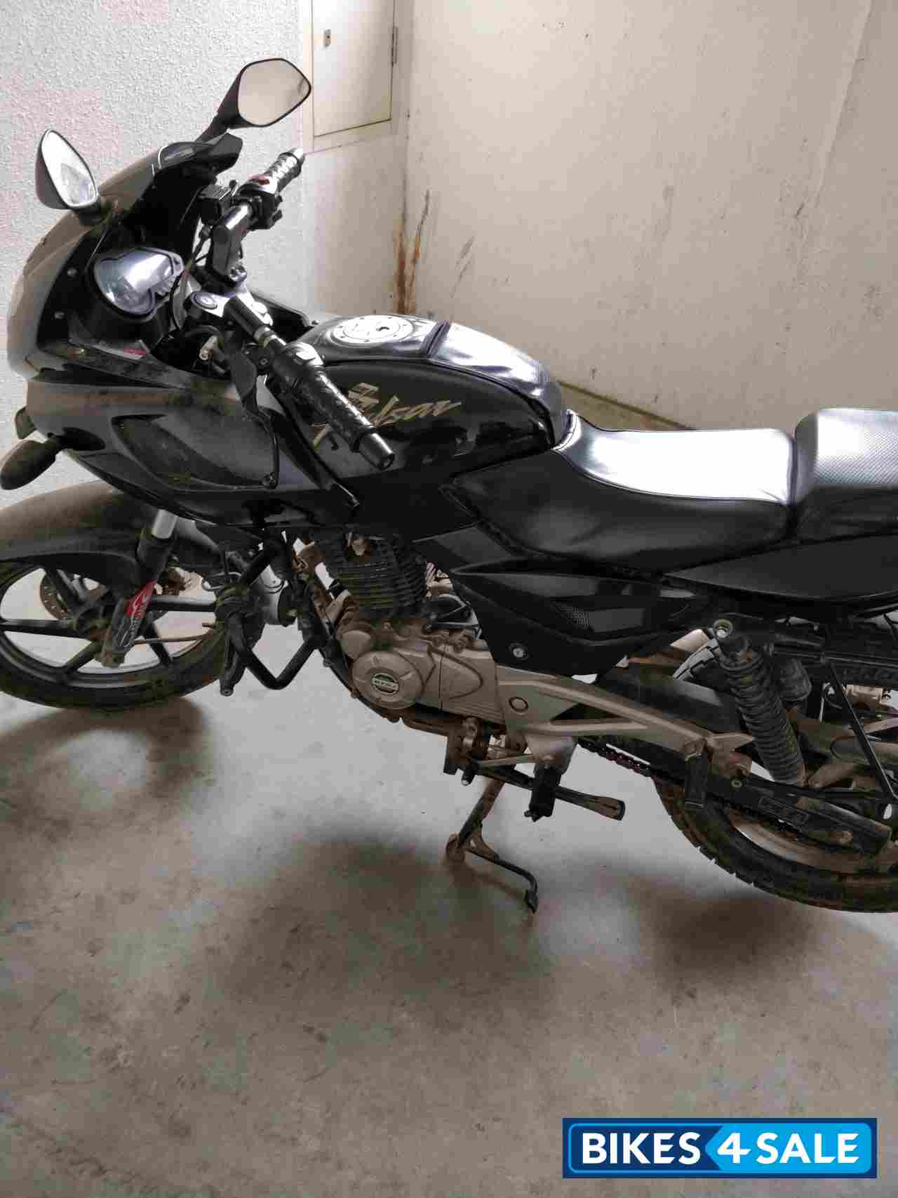 Bajaj Pulsar 220F