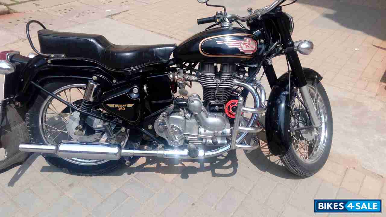 Black Royal Enfield Bullet Standard 350