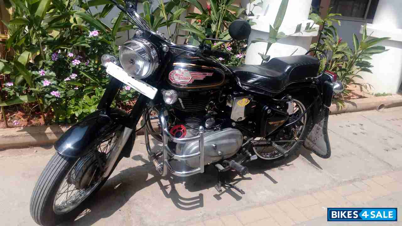 Black Royal Enfield Bullet Standard 350