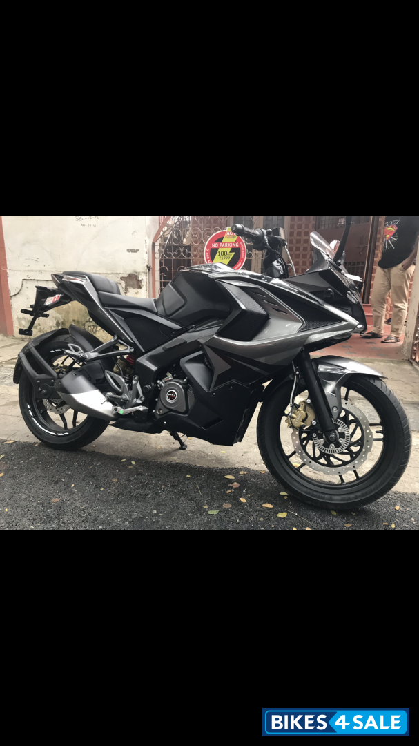 Bajaj Pulsar RS 200 ABS