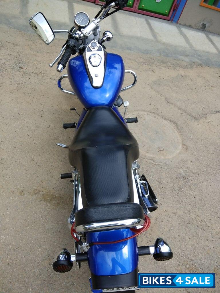 Blue Bajaj Avenger 220 DTS-i Blue Bajaj Avenger 220 DTS-i