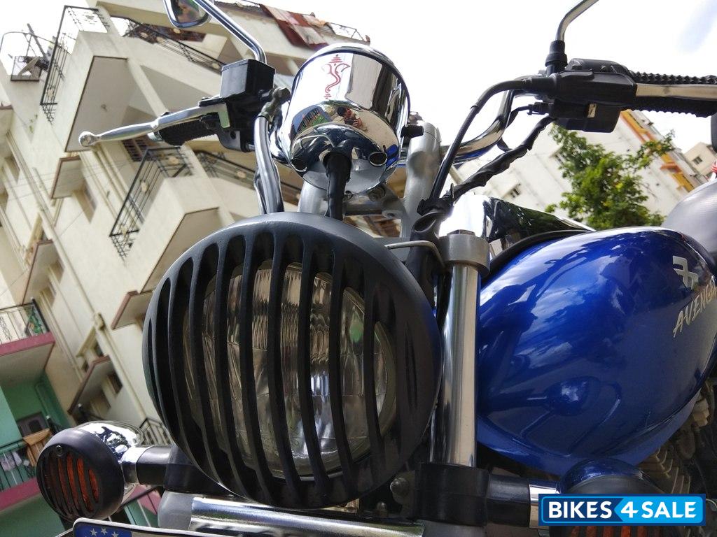 Blue Bajaj Avenger 220 DTS-i Blue Bajaj Avenger 220 DTS-i