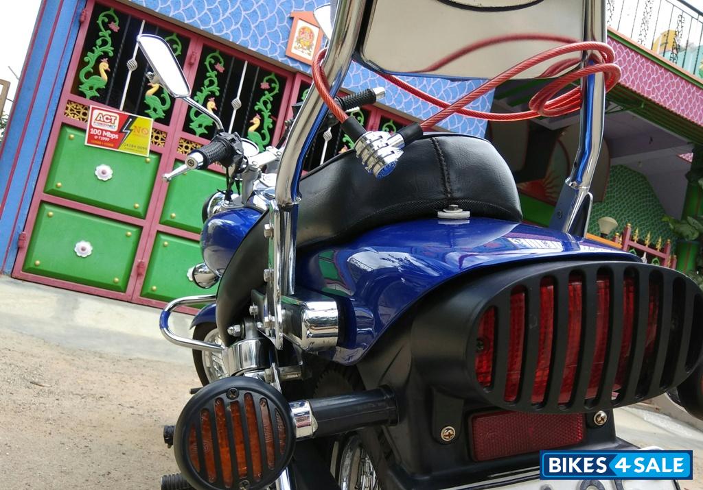 Blue Bajaj Avenger 220 DTS-i Blue Bajaj Avenger 220 DTS-i