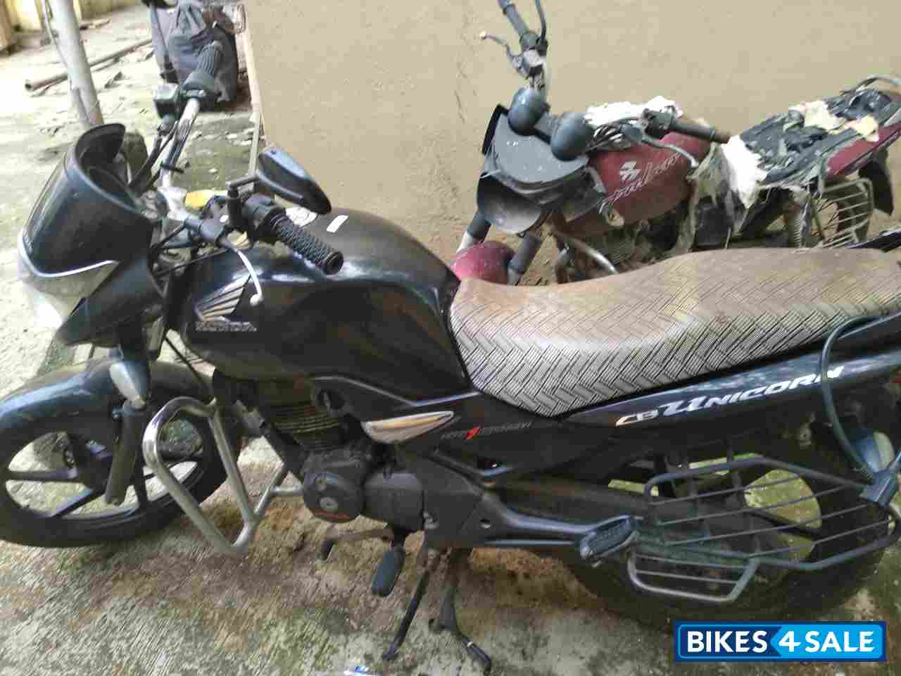 Black Honda CB Unicorn