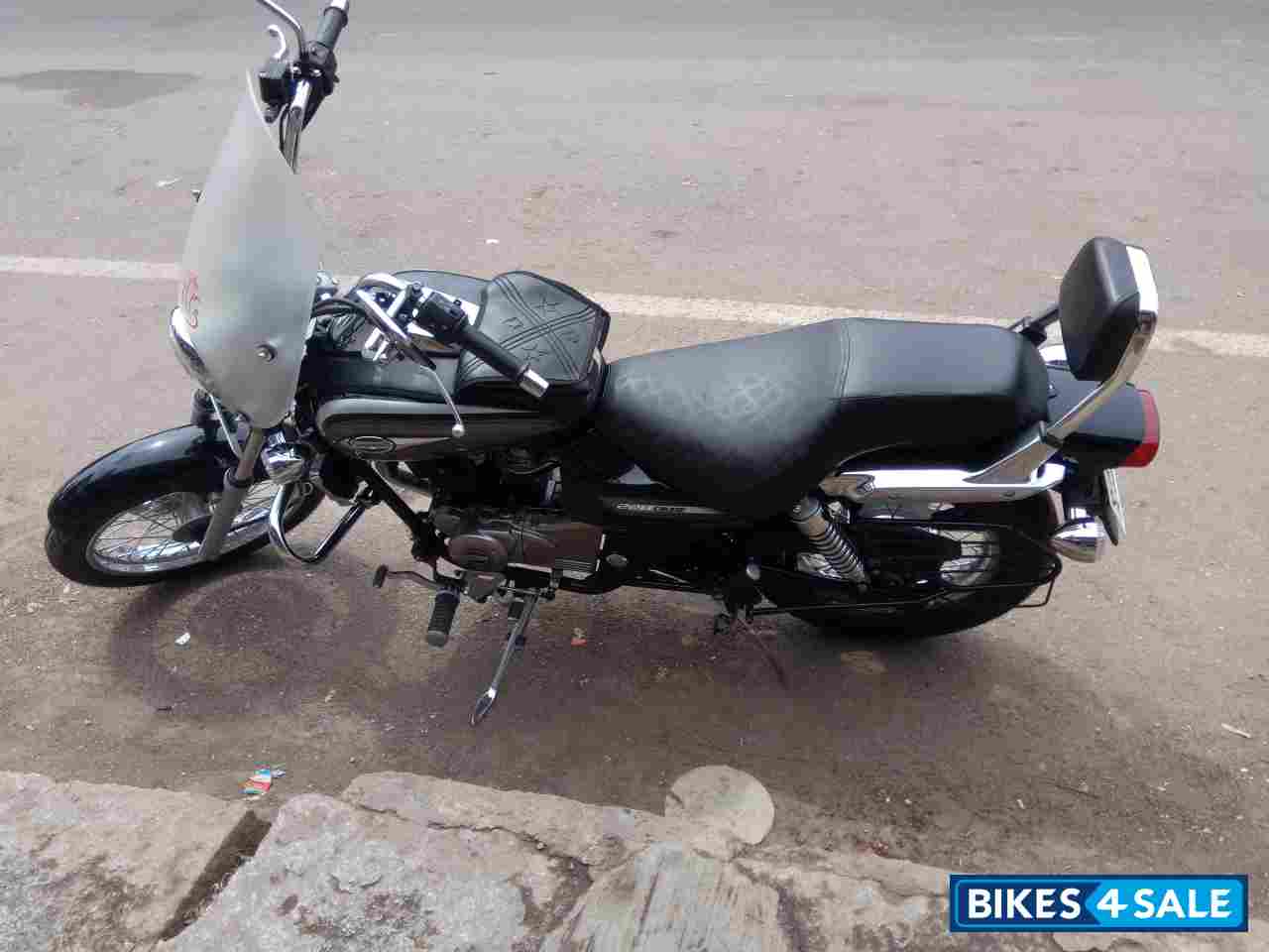 Black Bajaj Avenger Cruise 220