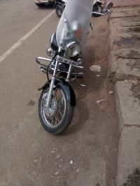 Black Bajaj Avenger Cruise 220