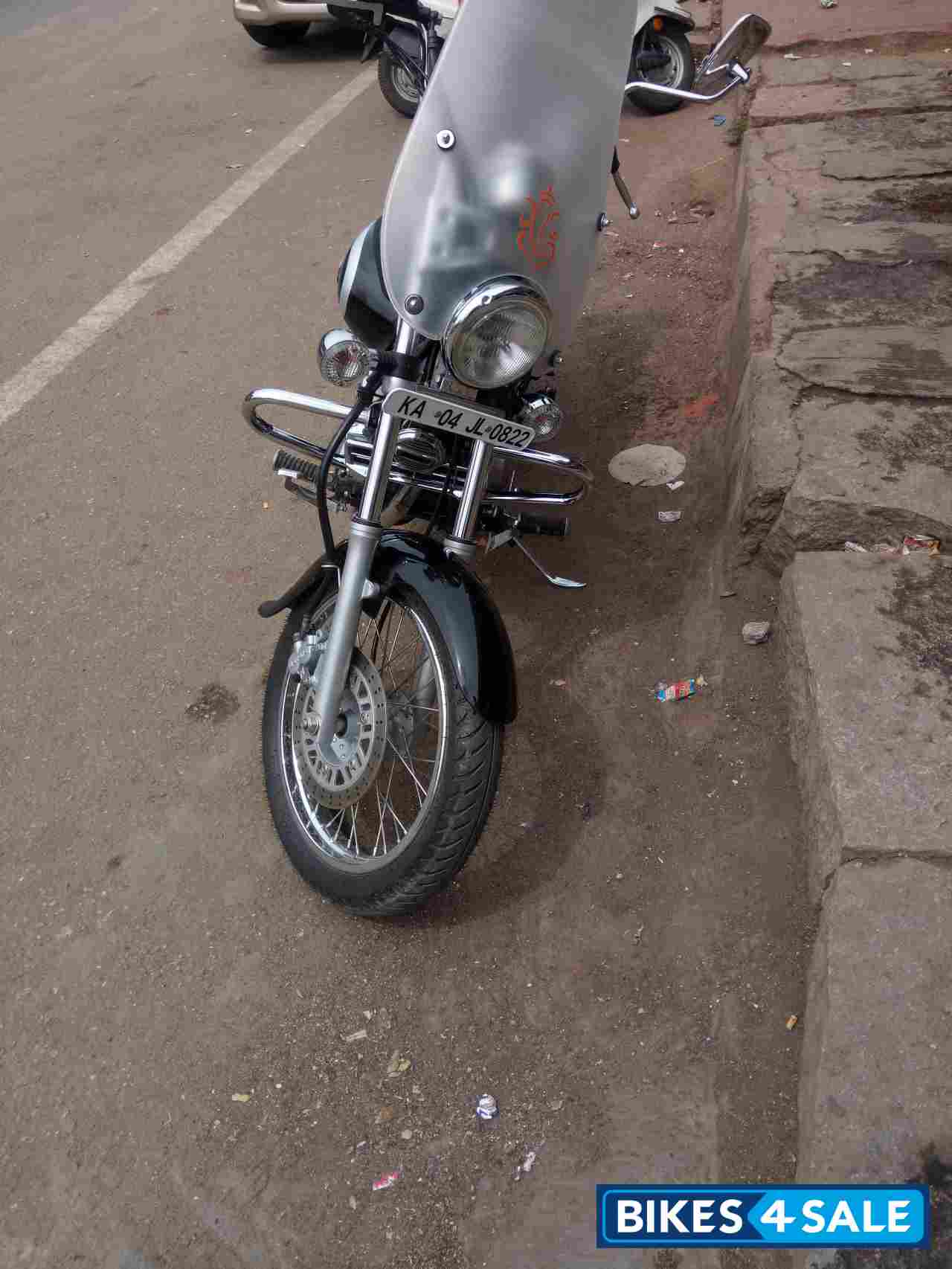 Black Bajaj Avenger Cruise 220