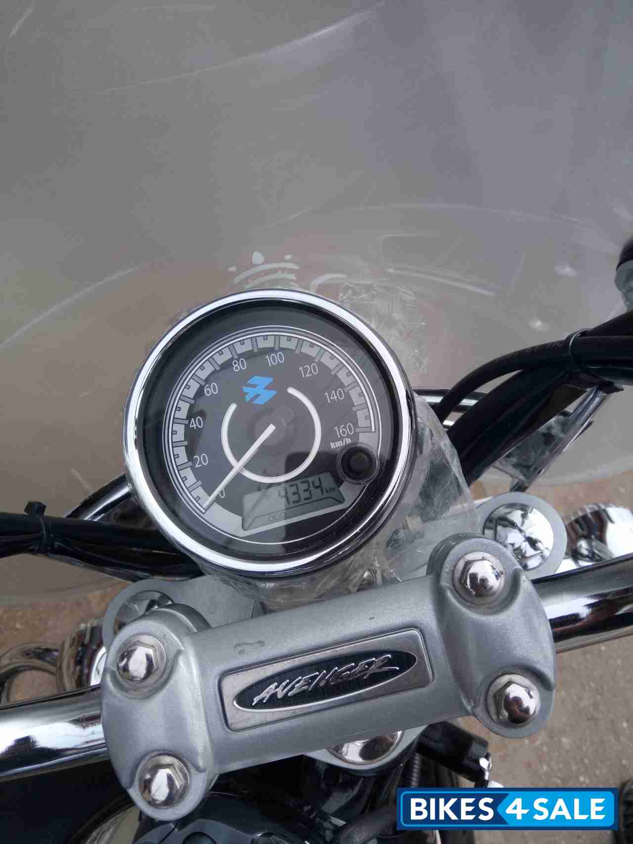 Black Bajaj Avenger Cruise 220