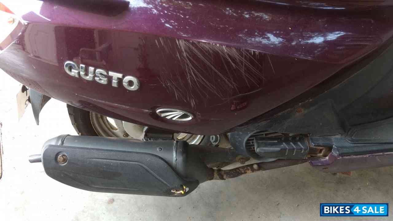 Maroon Mahindra Gusto